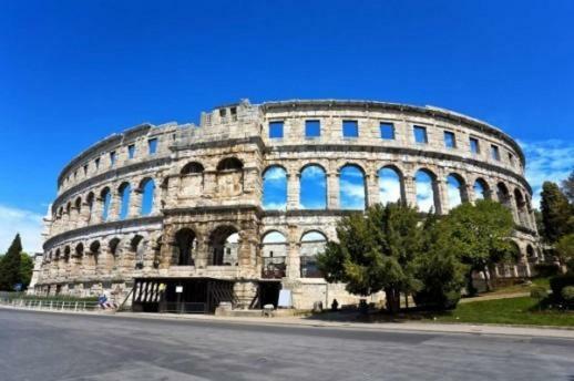 Rainbow Pula Exterior foto